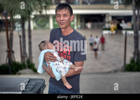 Stolzer Vater seine 3 Wochen alten Baby-Tochter hielt. Thailand, Südostasien Stockfoto