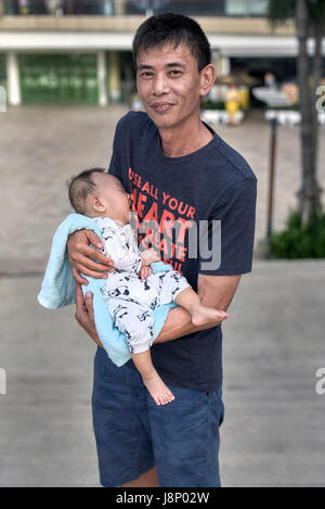 Stolzer Vater seine 3 Wochen alten Baby-Tochter hielt. Thailand, Südostasien Stockfoto