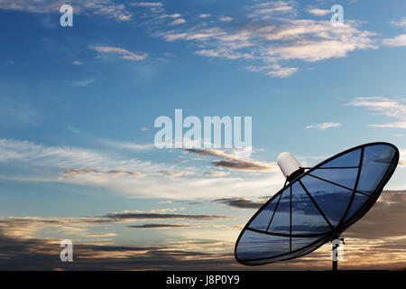 Schwarz-Satellitenschüssel auf Twilight Hintergrund. Stockfoto