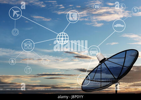 Schwarz-Satellitenschüssel auf Twilight Hintergrund im Konzept der Datenkommunikation. Stockfoto
