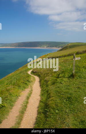 South West Coast-Pfad zu Woolacome Devon England UK von Croyde im Sommer Stockfoto