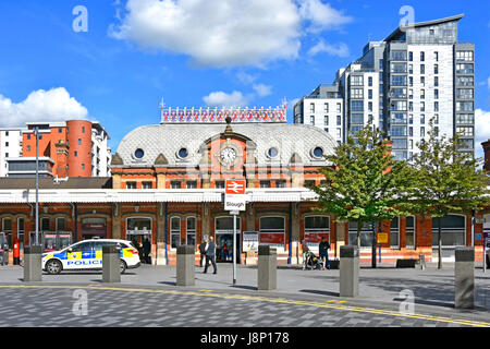 Bahnhof Slough Berkshire England uk British Transport Police außerhalb der Stadt-Bahn Bahnhof Passagier Eingang Appartementhaus jenseits Parken Stockfoto