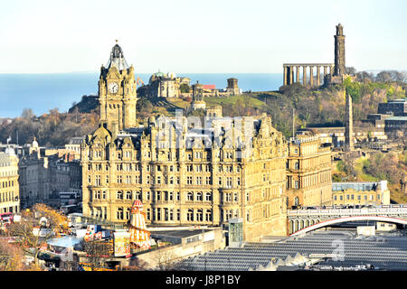 Skyline von Edinburgh UK über Vordergrund Balmoral Hotel mit Political Martyrs Monument, Nelson Monument & unvollendete National Monument of Scotland Stockfoto