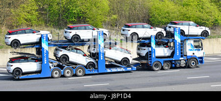 Supply-Chain-Logistik mit beladener LKW PKW Transporter LKW LKW um acht rote & weißen Range Rover Neuwagen English UK Autobahn in Essex Stockfoto