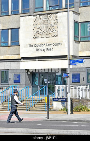 UK-Polizisten in Uniform außerhalb London Croydon Law Courts Gebäude, die Häuser Croydon Magistrates Court, Court Croydon Leichenbeschauer, Jugendgericht Stockfoto