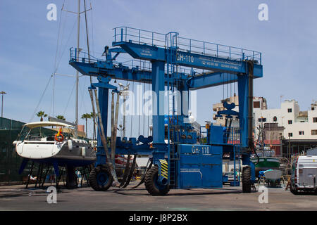 Die große Marina-Kran in der Werft am Fährhafen Los Cristianos und Marina auf der Insel Teneriffa auf den Kanarischen Inseln Stockfoto