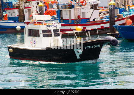 Der lokale Hafen Lotsenboot Rückkehr in seinen Liegeplatz in der Fähre terminal Marina in Los Cristianos auf der Insel Teneriffa auf den Kanarischen Inseln Stockfoto