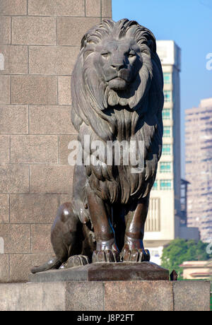 Skulptur von Cairo Kasr El Nil Löwen unter Sonnenlicht Stockfoto