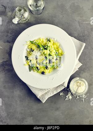 Risotto Milanese mit grünem Spargel Stockfoto