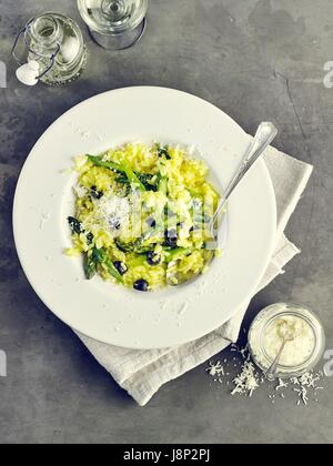 Risotto Milanese mit grünem Spargel Stockfoto
