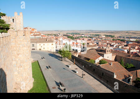 Übersicht von der Spitze der Stadtmauer. Avila, Spanien. Stockfoto