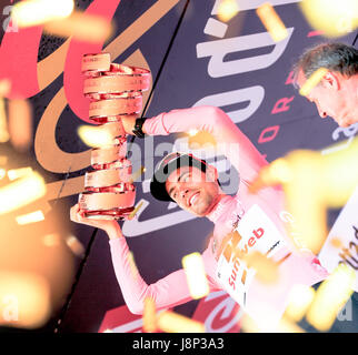 Mailand, Italien. 28. Mai 2017. Tom Dumoulin, Sunweb-Team gewinnt die 100. Ausgabe des Giro d ' Italia mit Ankunft in Mailand, Piazza Duomo Credit: Federica Manzin/Pacific Press/Alamy Live News Stockfoto