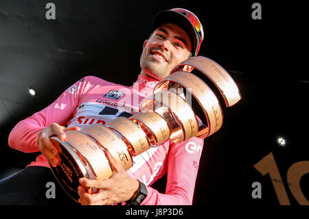 Mailand, Italien. 28. Mai 2017. Tom Dumoulin, Sunweb-Team gewinnt die 100. Ausgabe des Giro d ' Italia mit Ankunft in Mailand, Piazza Duomo Credit: Federica Manzin/Pacific Press/Alamy Live News Stockfoto