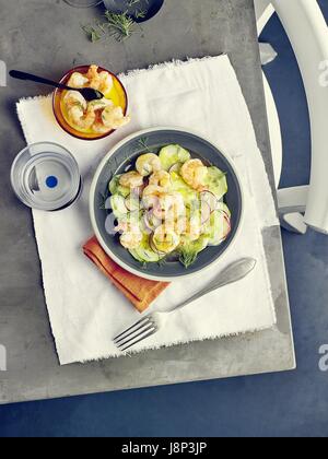 Garnelen mit Gurken-salat Stockfoto