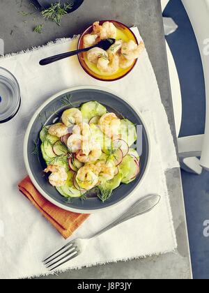 Garnelen mit Gurken-salat Stockfoto