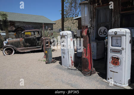 Route 66 Tankstelle Pumpen auf eine historische General Store in