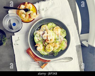 Garnelen mit Gurken-salat Stockfoto