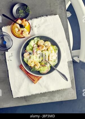 Garnelen mit Gurken-salat Stockfoto