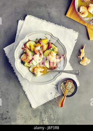 Ratatouille mit Garnelen Stockfoto