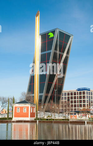 Calatrava Obelisk und KIO Turm aus den Canal de Isabel II-Gärten. Plaza de Castilla, Madrid, Spanien. Stockfoto