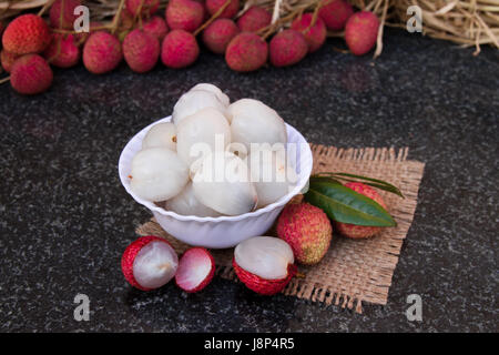Litschi Früchte. Frische saftige Lychee Früchte auf einer keramischen Platte. Bio Leechee süße Früchte. Bio-Obst-Konzept. Exotische tropische Litschi Beere. Geschält Stockfoto
