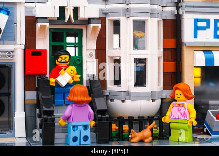 Tambow, Russische Föderation - 21. Januar 2017 Lego Mann mit Baby seiner Mutter auf der Veranda des Hauses in Lego Straße treffen. Studio gedreht. Stockfoto