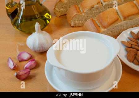 Ajoblanco mit Zutaten. Malaga, Andalusien, Spanien. Stockfoto