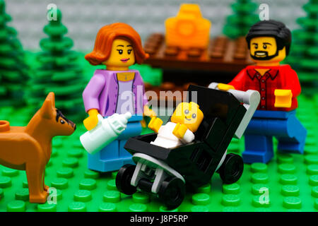 Tambow, Russische Föderation - 21. September 2016 Lego-Familie - Vater, Mutter und Baby im Kinderwagen, Picknick im Park mit Hund. Studio gedreht. Stockfoto