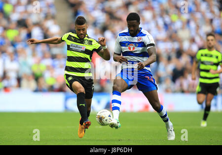 Huddersfield Town Elias Kachunga (links) und Reading Tyler Blackett Kampf um den Ball in den Himmel Bet Meisterschaft Play-off-Finale im Wembley Stadium, London. Stockfoto