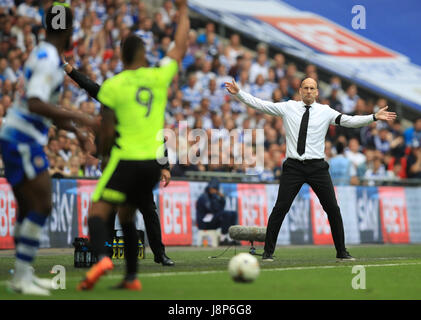 Lesen Sie Manager Jaap Stam Gesten an der Seitenlinie, während der Himmel Bet Meisterschaft Play-off-Finale im Wembley Stadium, London. Stockfoto