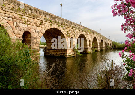 römische Brücke über den Fluss Guadiana in Mérida, Badajoz, Extremadura, Spanien Stockfoto