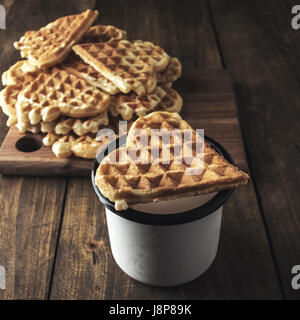 Hausgemachte Waffeln am Schreibtisch aus Holz in Herzform Stockfoto