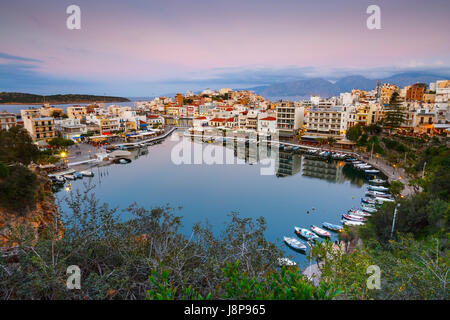 Blick auf Agios Nikolaos und seinem Hafen, Kreta, Griechenland. Stockfoto