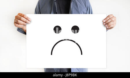Depressive Gefühle Konzept, Smiley Gesicht Emoticon gedruckt. Stockfoto