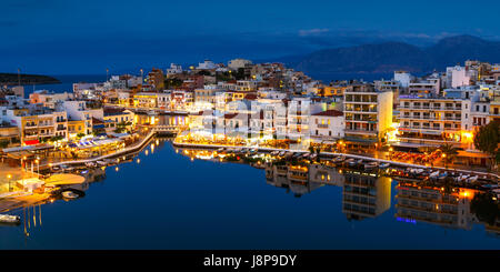 Blick auf Agios Nikolaos und seinem Hafen, Kreta, Griechenland. Stockfoto