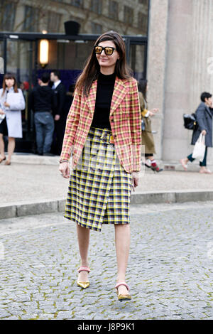 Giovanna Battaglia außerhalb MIUMIU, Paris Fashion Woche a/w 2017-2018, Frankreich Stockfoto