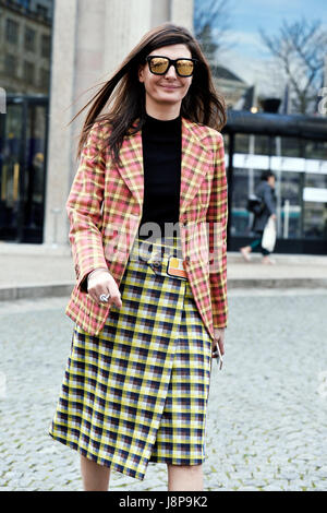 Giovanna Battaglia außerhalb MIUMIU, Paris Fashion Woche a/w 2017-2018, Frankreich Stockfoto