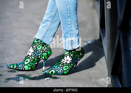 Streetstyle außerhalb MIUMIU, Paris Fashion Woche a/w 2017-2018, Frankreich Stockfoto