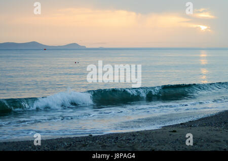 Sonnenaufgang über dem Meer am Strand von Amoudara im Norden von Kreta Stockfoto