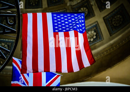 Amerikanische Flagge mit Union Jack auf Hintergrund Stockfoto