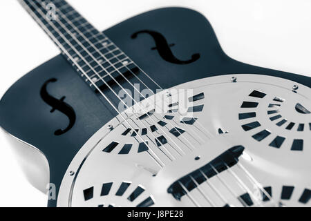 Dobro-Resonator-Gitarre auf einem weißen Hintergrund gesetzt. Stockfoto