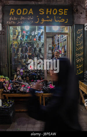 Verschleierte Frauen im Souk von Tyr Stockfoto