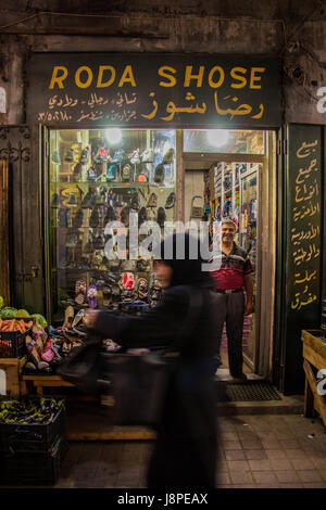 Verschleierte Frauen im Souk von Tyr Stockfoto