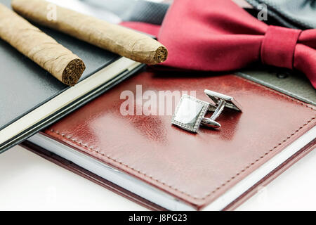 Elegante Männer Manschettenknöpfe auf das rote Notizbuch Stockfoto