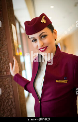 Attraktive Dame, Katar Flugbegleiter Flugbegleiter auf Zwischenstopp am Flughafen London Heathrow auf nächsten Flug nach Doha Katar. Stockfoto