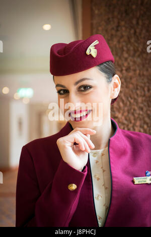 Attraktive Dame, Katar Flugbegleiter Flugbegleiter auf Zwischenstopp am Flughafen London Heathrow auf nächsten Flug nach Doha Katar. Stockfoto