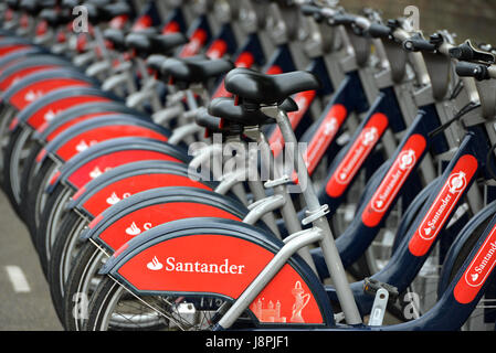 Santander-Zyklen oder Boros Bikes, in Oval, London Stockfoto