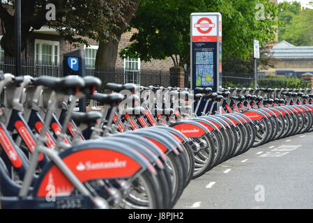 Santander-Zyklen oder Boros Bikes, in Oval, London Stockfoto