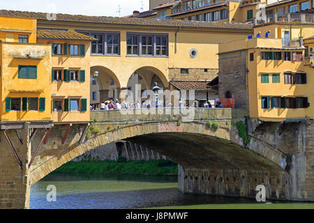 Ponte Vecchio über den Fluss Arno, Florenz, Toskana, Italien, Europa. Stockfoto