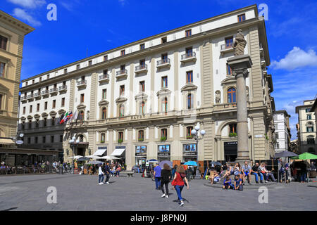 Hotel Savoy und die Spalte von Fülle oder Colonna dell'Abbondanza, Piazza della Repubblica, Florenz, Toskana, Italien, Europa. Stockfoto